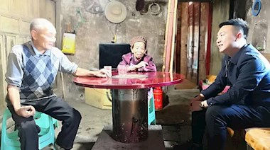 興瀘集團(tuán)下派的第一書(shū)記王順飛走訪(fǎng)貧困戶(hù)